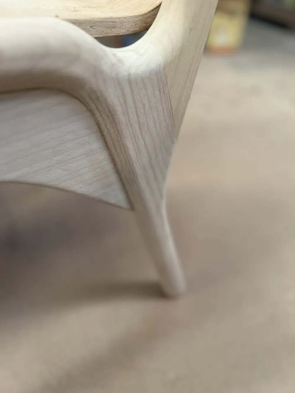 Detalhe da curva de uma estrutura em madeira produzida sob medida